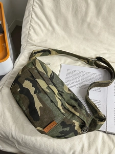 Zaino monospalla mimetico alla moda in tela con tracolla regolabile e toppa in pelle