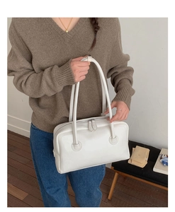 Detailed view of a white leather Boston bag with double zippers for daily commute