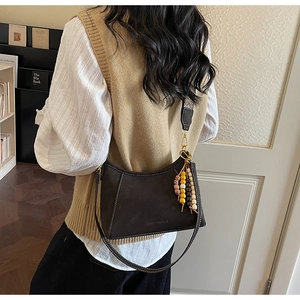 Detalle del bolso hobo retro marrón oscuro con letras Fashion Bag y borlas de cuentas