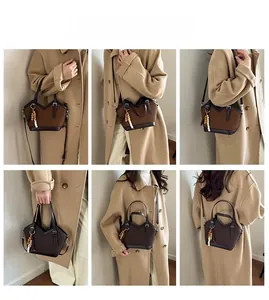Detailaufnahmen einer braunen Plissee-Beuteltasche mit buntem Perlenanhänger an einem Model