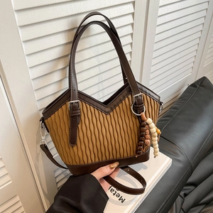 Detail der Retro Beuteltasche mit Falten in Caramel und braunem Rand mit Perlen