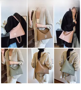 Dettaglio della trama intrecciata e tracolla regolabile di tre borse tote alla moda