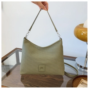 Dettaglio borsa a spalla plissettata verde oliva con texture a nido d'ape e ganci argento