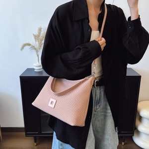 Borsa rosa da donna con trama a nido d'ape e tracolla regolabile in pelle ed argento