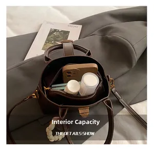 Innenansicht der dunkelbraunen Muschel-Tasche mit Platz für Handy und Kosmetik