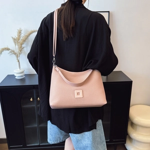 Dettaglio della borsa hobo rosa con texture a pieghe e fibbia decorativa quadrata