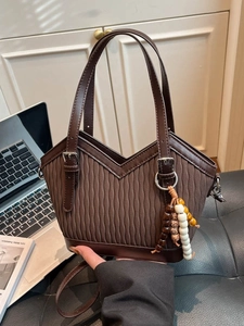 Retro-Plissee-Beuteltasche in Dunkelbraun aus Kunstleder mit Vintage-Quastenanhänger