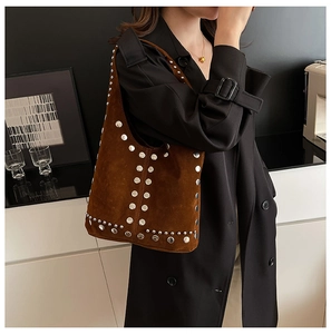 Dettaglio della borsa hobo in pelle scamosciata marrone con borchie metalliche