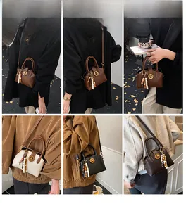 Detailansicht der Vintage Muscheltasche in verschiedenen Farben mit Perlenanhänger
