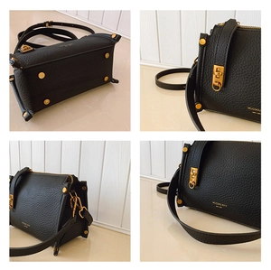 Details aus schwarzem Leder mit Litschimuster, goldener Hardware und Logo-Prägung