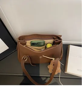 Vue intérieure montrant les compartiments spacieux et la poche zippée du sac fourre-tout