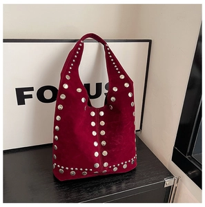 Dettaglio della borsa tote in pelle scamosciata bordeaux opaca con borchie metalliche argento