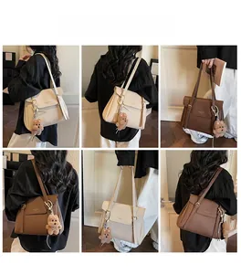 Détails de grands sacs cabas en cuir beige et marron avec pendentifs d'ours