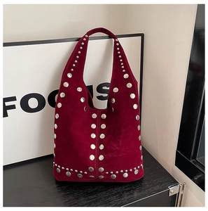 Dettaglio della borsa tote bordeaux in finta pelle scamosciata con borchie in metallo