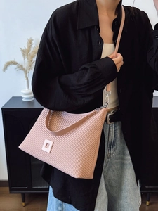 Borsa a tracolla plissettata rosa con fibbia quadrata e cinturino regolabile