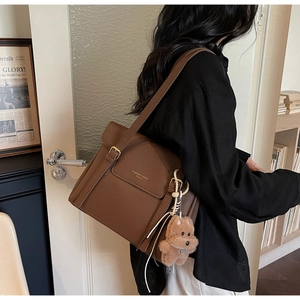 Détails du sac cabas en cuir marron avec rabat et breloque ours en peluche mignon