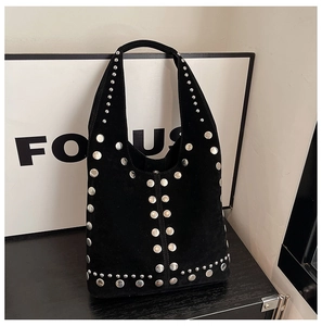 Dettaglio macro della borsa hobo in pelle scamosciata nera con borchie argentate