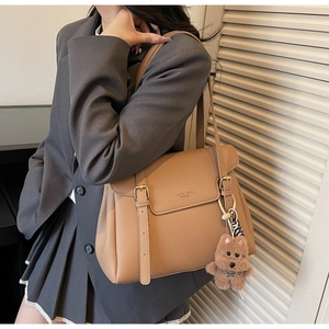 Vue détaillée du sac cabas en cuir grainé caramel avec sangles décoratives
