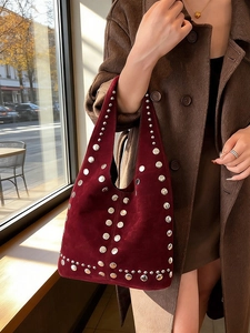 Borsa hobo in camoscio bordeaux con borchie argentate e tracolla ampia da donna