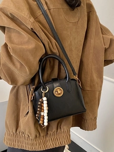 Retro schwarze Muscheltasche mit goldenem Drehverschluss und Holzperlen-Deko