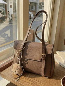 Sac Cabas Vintage de Grande Capacité pour Femmes en Cuir PU Grain de Litchi Rabat Sac à Épaule Sous les Aisselles Avec Pendentif en Peluche Mode