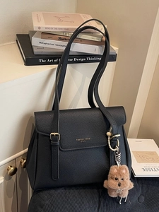 Sac cabas rétro en cuir noir avec boucles dorées et charmant pendentif chiot peluche