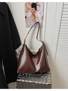 Vue détaillée du sac cabas marron foncé en similicuir avec texture huilée brillante