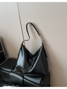 Gros plan détaillé sur le cuir froissé brillant du grand sac hobo noir chic