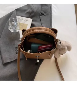 Vue intérieure du sac seau en cuir marron montrant sa grande capacité pour les objets