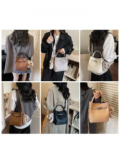 Détails du sac seau en cuir en plusieurs couleurs avec fermoir métallique et breloque peluche