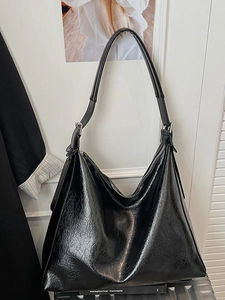 Sac cabas noir brillant à texture froissée avec bandoulière réglable chic
