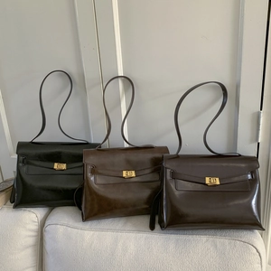 Detailed comparison of vintage leather tote bags in black, chocolate, and coffee tones