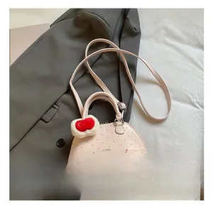Rosa gepunktete Muschel-Handtasche mit Herzanhänger und verstellbarem Schultergurt