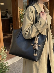 Large capacity black leather tote bag with a cute rabbit pendant for women's daily commute