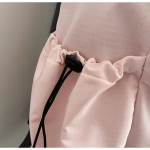 Détail du tissu ripstop rose avec fermeture à cordon et arrêt de cordon noir réglable