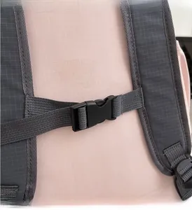 Gros plan sur la boucle en plastique et le tissu ripstop du sac à dos de voyage