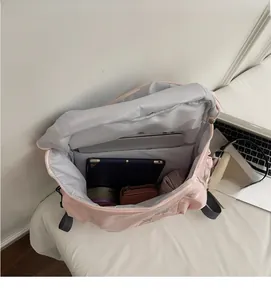 Vue détaillée de l'intérieur spacieux d'un sac à dos rose pour ordinateur portable