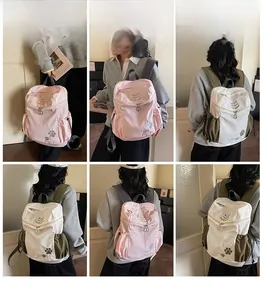 Vues multiples du sac à dos de voyage avec broderie patte de chat et poches latérales