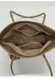 Vue intérieure montrant les poches de grande capacité et le compartiment zippé du sac