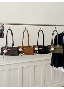 Détails des sacs Boston en daim en quatre couleurs avec breloques d'ours et fermoirs