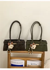 Sacs Boston en daim marron café et vert olive avec fermoir rotatif et pendentif ours