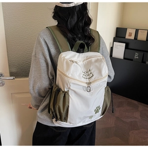 Détail d'un sac à dos grande capacité avec broderie personnalisée et poches à cordon