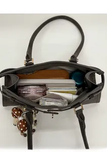 Vue de dessus montrant la grande capacité et les compartiments du sac cabas gris