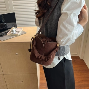 Secchiello in camoscio marrone scuro con bordo plissettato e coulisse su modella