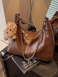 Vintage PU Leather Hobo Bag For Women Large Capacity Tote Shoulder Bag With Chain Metal Triangle Logo Plush Bear Charm