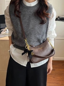 Bolso bandolera de cuero granulado marrón oscuro con cadena y colgante de perlas
