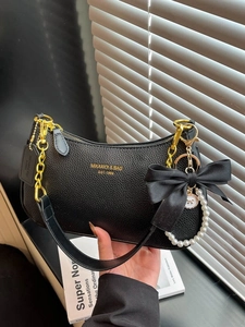 Bolso hobo de cuero negro con cadena dorada, lazo y dijes de perlas