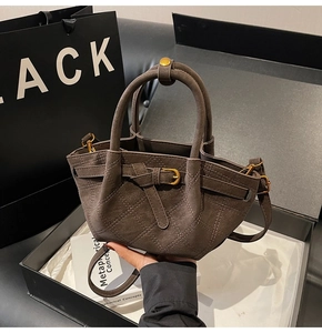 Detail van retro bruine shopper met ruitjespatroon in een luxe geschenkverpakking