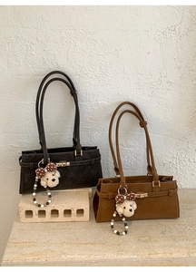 Détails de sacs Boston vintage en daim avec boucles en métal et breloques en peluche