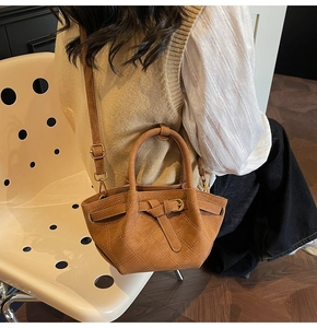 Détail du sac cabas matelassé marron avec finitions en bronze et bandoulière